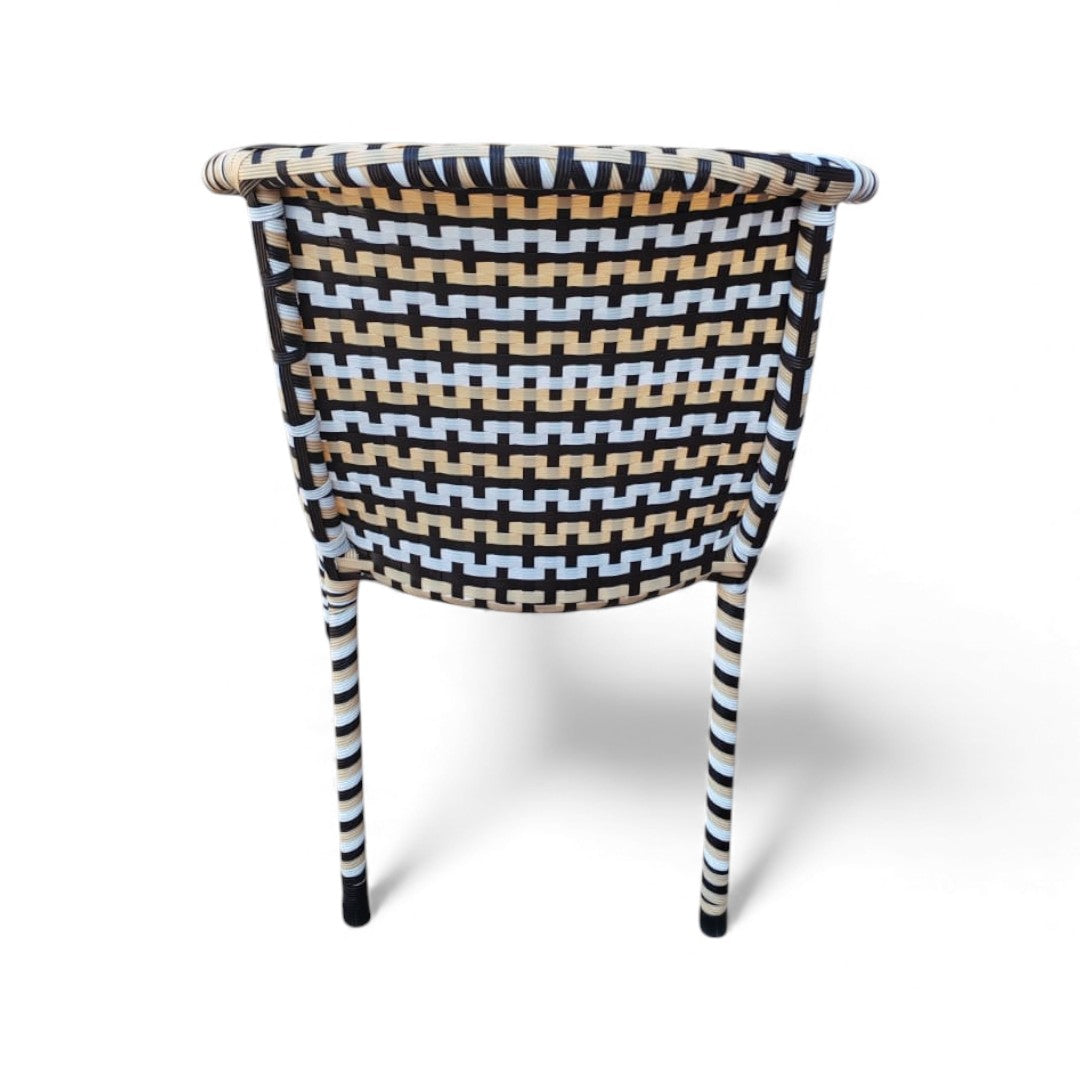 طقم ميني بيسترو – أناقة بسيطة للمساحات الصغيرة 